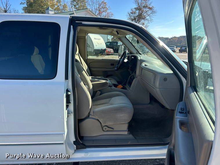 image for item ET6591 2005 Chevrolet Silverado 2500HD Ext. Cab bale bed pickup truck