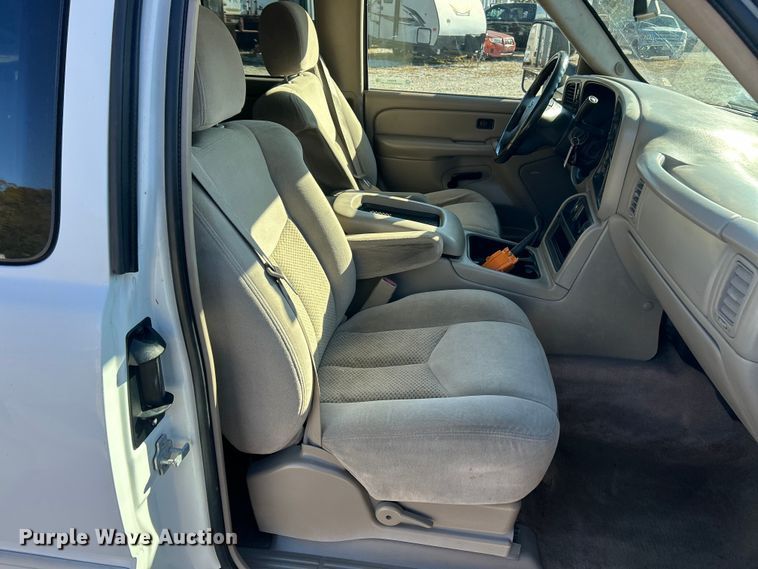 image for item ET6591 2005 Chevrolet Silverado 2500HD Ext. Cab bale bed pickup truck