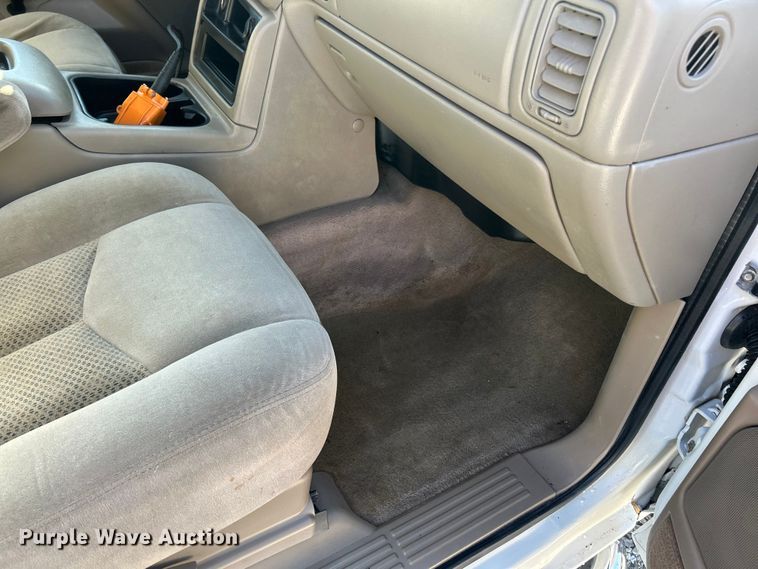 image for item ET6591 2005 Chevrolet Silverado 2500HD Ext. Cab bale bed pickup truck