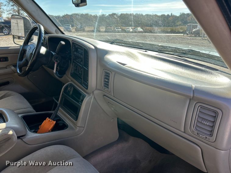 image for item ET6591 2005 Chevrolet Silverado 2500HD Ext. Cab bale bed pickup truck