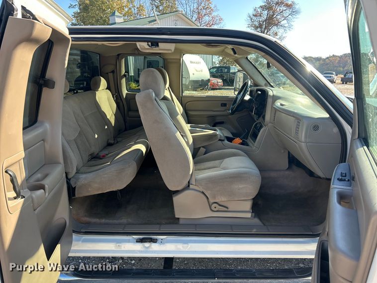 image for item ET6591 2005 Chevrolet Silverado 2500HD Ext. Cab bale bed pickup truck