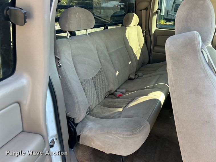 image for item ET6591 2005 Chevrolet Silverado 2500HD Ext. Cab bale bed pickup truck