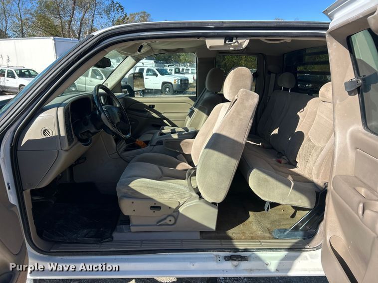 image for item ET6591 2005 Chevrolet Silverado 2500HD Ext. Cab bale bed pickup truck