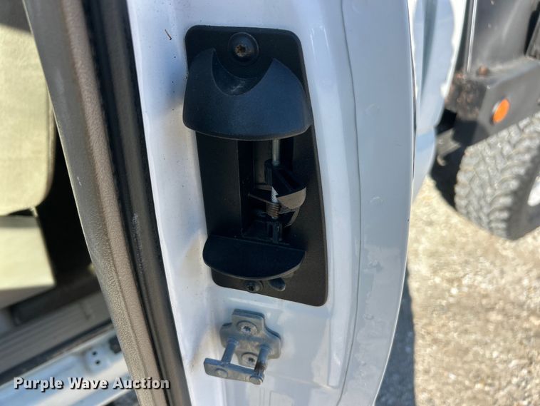 image for item ET6591 2005 Chevrolet Silverado 2500HD Ext. Cab bale bed pickup truck