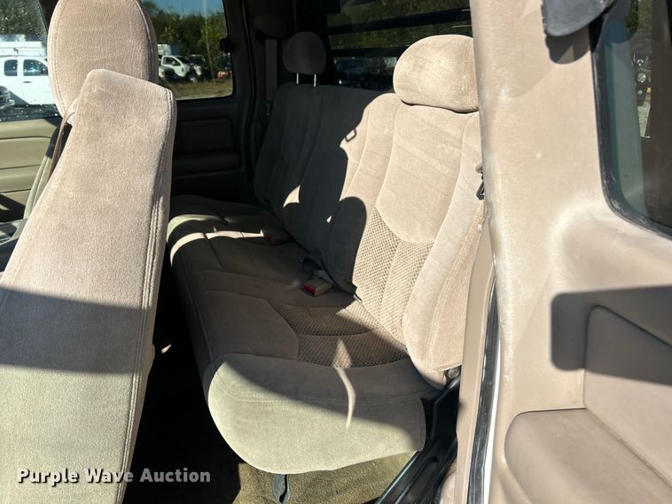 image for item ET6591 2005 Chevrolet Silverado 2500HD Ext. Cab bale bed pickup truck