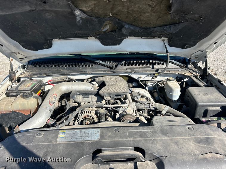 image for item ET6591 2005 Chevrolet Silverado 2500HD Ext. Cab bale bed pickup truck