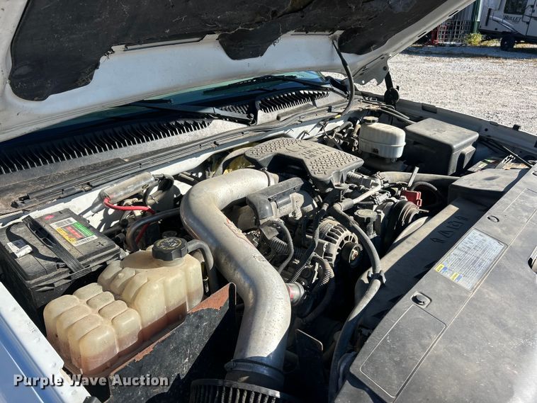 image for item ET6591 2005 Chevrolet Silverado 2500HD Ext. Cab bale bed pickup truck