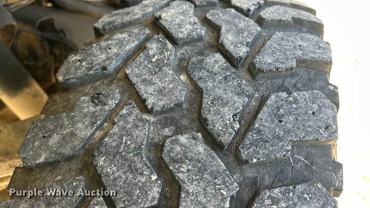 image for item ET6591 2005 Chevrolet Silverado 2500HD Ext. Cab bale bed pickup truck