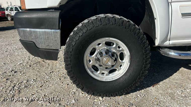 image for item ET6591 2005 Chevrolet Silverado 2500HD Ext. Cab bale bed pickup truck