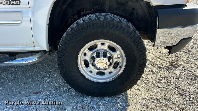 image for item ET6591 2005 Chevrolet Silverado 2500HD Ext. Cab bale bed pickup truck