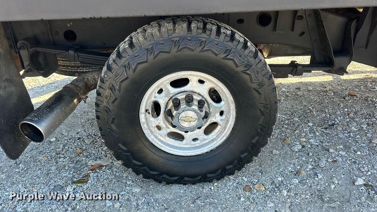 image for item ET6591 2005 Chevrolet Silverado 2500HD Ext. Cab bale bed pickup truck