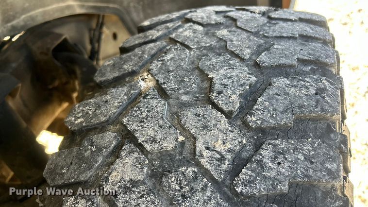 image for item ET6591 2005 Chevrolet Silverado 2500HD Ext. Cab bale bed pickup truck