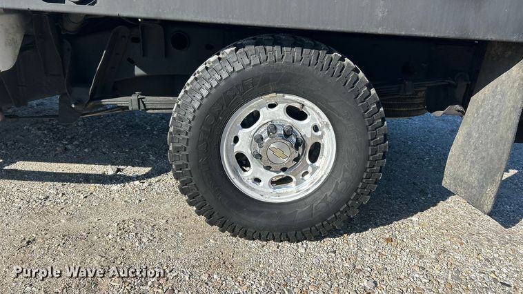 image for item ET6591 2005 Chevrolet Silverado 2500HD Ext. Cab bale bed pickup truck