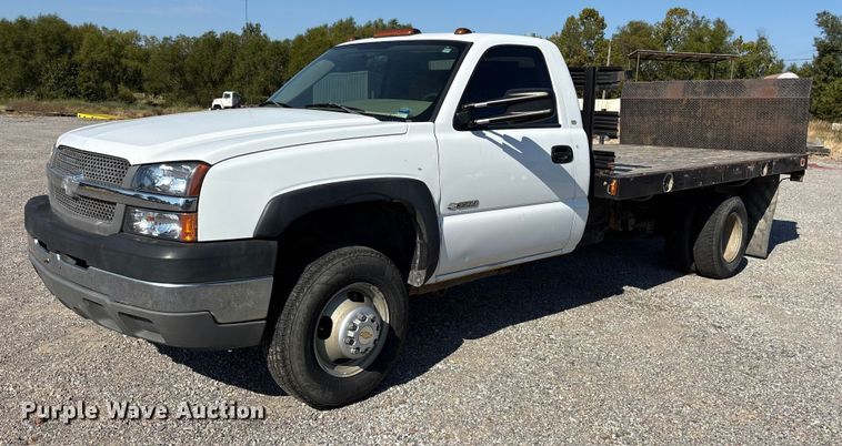 image for item ET7130 2004 Chevrolet Silverado 3500 flatbed pickup truck