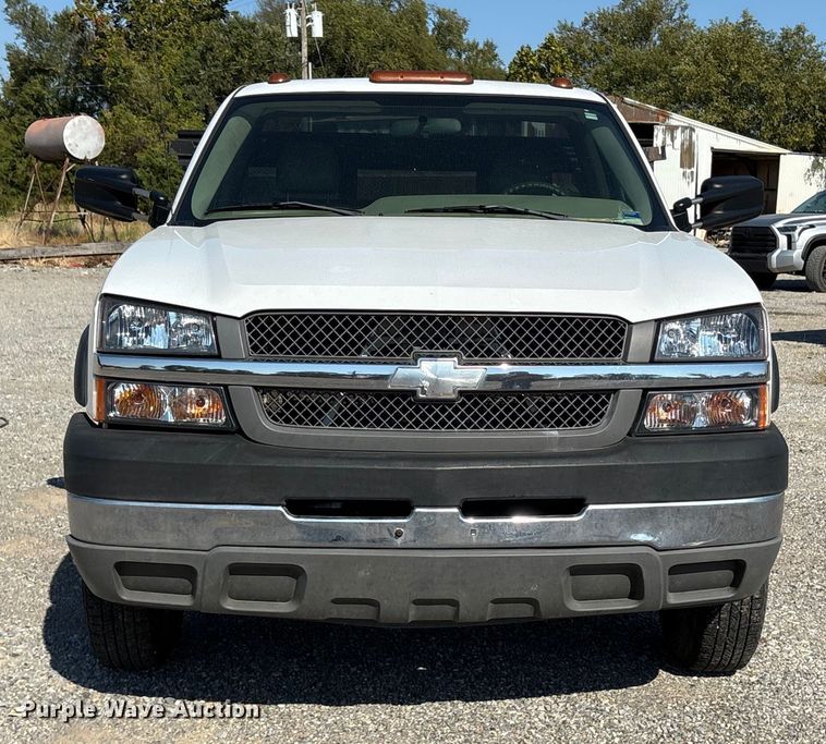 image for item ET7130 2004 Chevrolet Silverado 3500 flatbed pickup truck