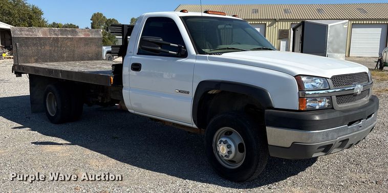 image for item ET7130 2004 Chevrolet Silverado 3500 flatbed pickup truck