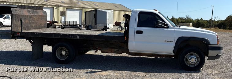image for item ET7130 2004 Chevrolet Silverado 3500 flatbed pickup truck