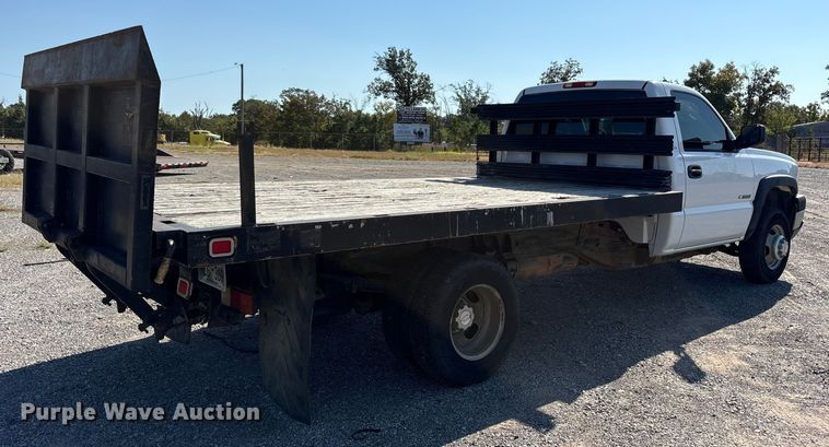 image for item ET7130 2004 Chevrolet Silverado 3500 flatbed pickup truck
