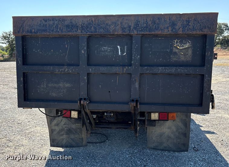 image for item ET7130 2004 Chevrolet Silverado 3500 flatbed pickup truck