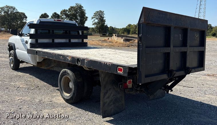image for item ET7130 2004 Chevrolet Silverado 3500 flatbed pickup truck