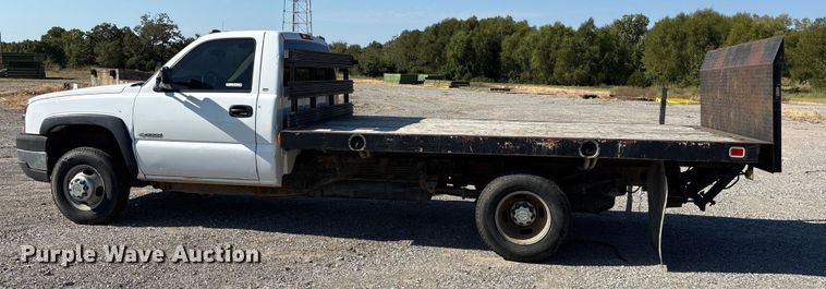 image for item ET7130 2004 Chevrolet Silverado 3500 flatbed pickup truck