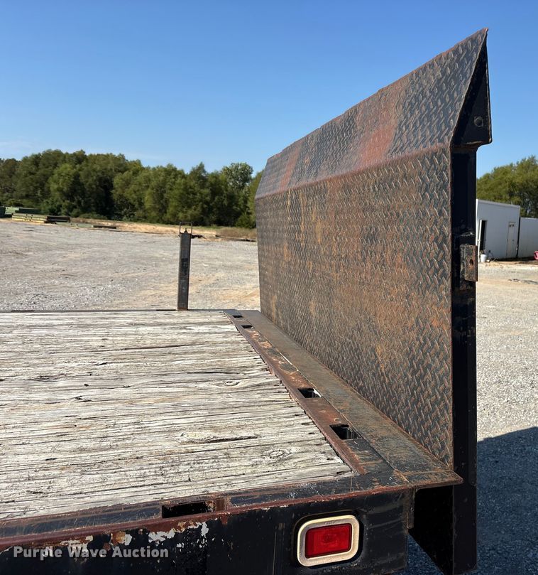 image for item ET7130 2004 Chevrolet Silverado 3500 flatbed pickup truck