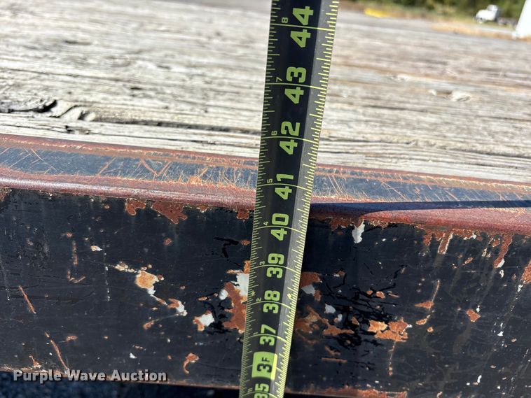 image for item ET7130 2004 Chevrolet Silverado 3500 flatbed pickup truck