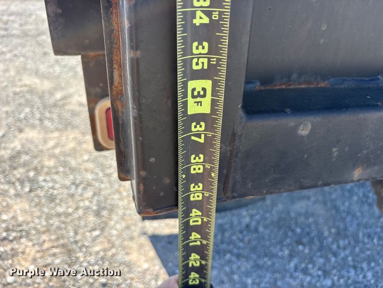 image for item ET7130 2004 Chevrolet Silverado 3500 flatbed pickup truck