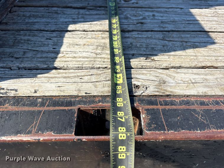 image for item ET7130 2004 Chevrolet Silverado 3500 flatbed pickup truck