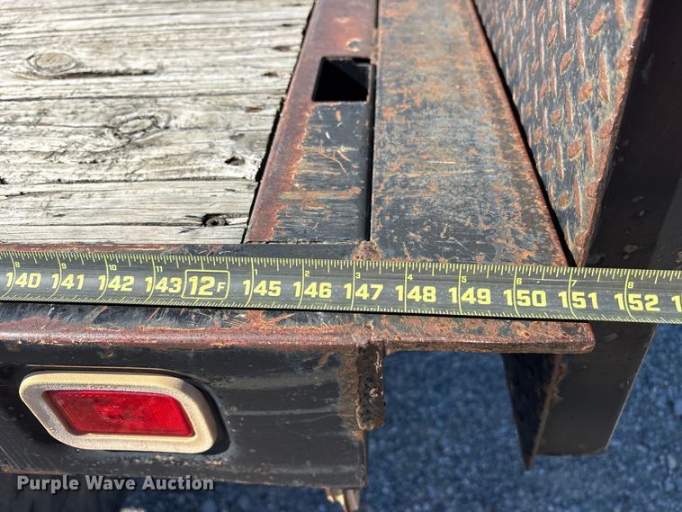 image for item ET7130 2004 Chevrolet Silverado 3500 flatbed pickup truck