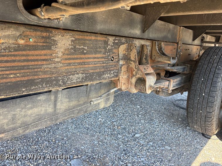 image for item ET7130 2004 Chevrolet Silverado 3500 flatbed pickup truck