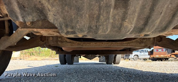 image for item ET7130 2004 Chevrolet Silverado 3500 flatbed pickup truck