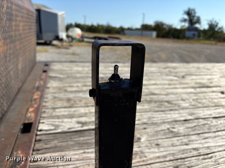 image for item ET7130 2004 Chevrolet Silverado 3500 flatbed pickup truck