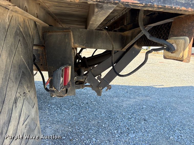 image for item ET7130 2004 Chevrolet Silverado 3500 flatbed pickup truck