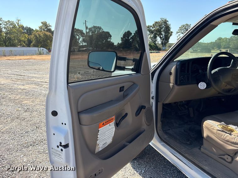 image for item ET7130 2004 Chevrolet Silverado 3500 flatbed pickup truck