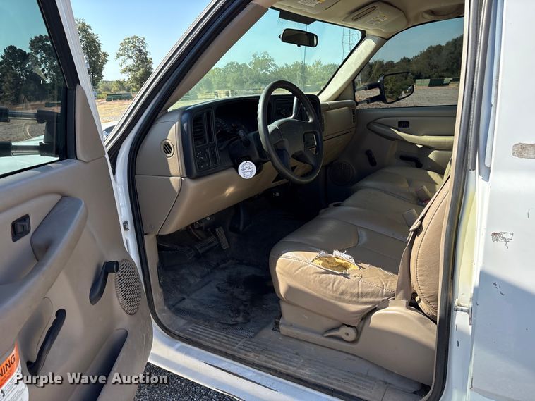 image for item ET7130 2004 Chevrolet Silverado 3500 flatbed pickup truck