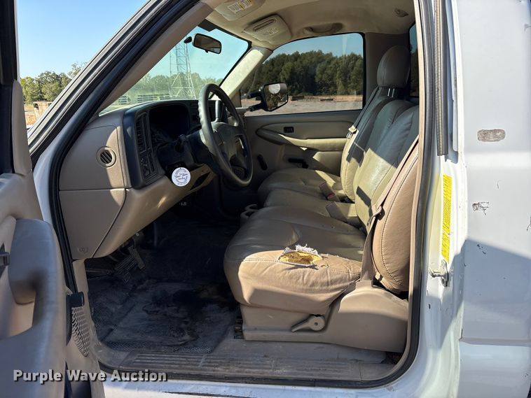 image for item ET7130 2004 Chevrolet Silverado 3500 flatbed pickup truck