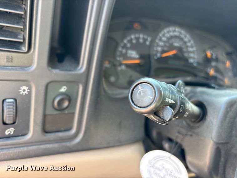 image for item ET7130 2004 Chevrolet Silverado 3500 flatbed pickup truck