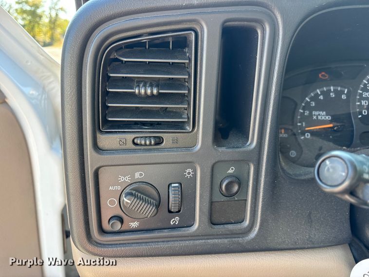 image for item ET7130 2004 Chevrolet Silverado 3500 flatbed pickup truck