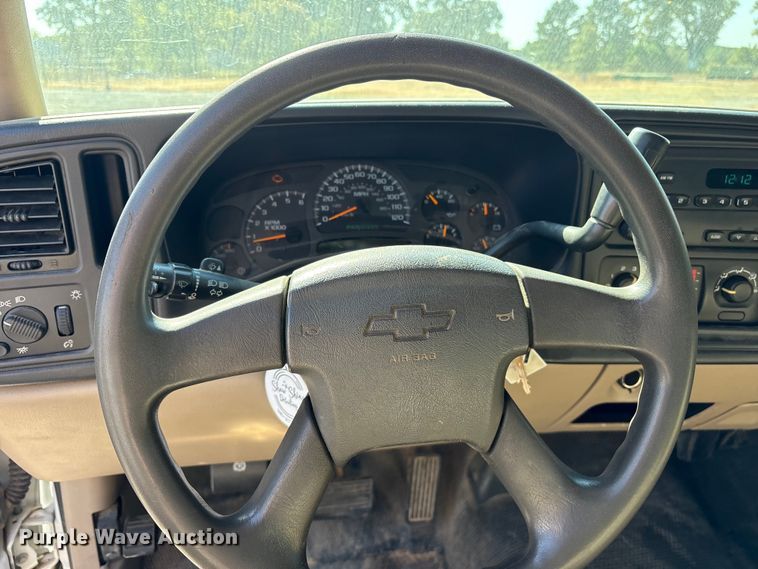 image for item ET7130 2004 Chevrolet Silverado 3500 flatbed pickup truck