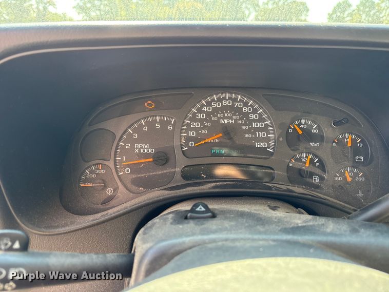 image for item ET7130 2004 Chevrolet Silverado 3500 flatbed pickup truck