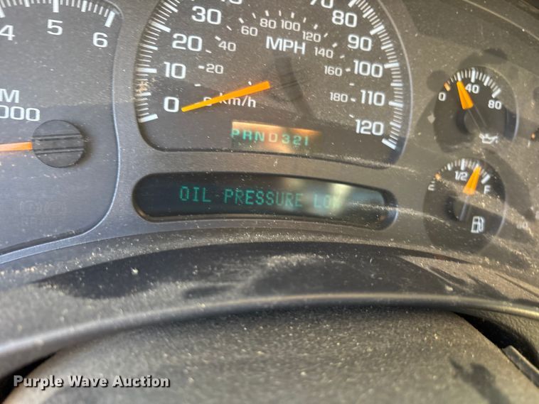 image for item ET7130 2004 Chevrolet Silverado 3500 flatbed pickup truck