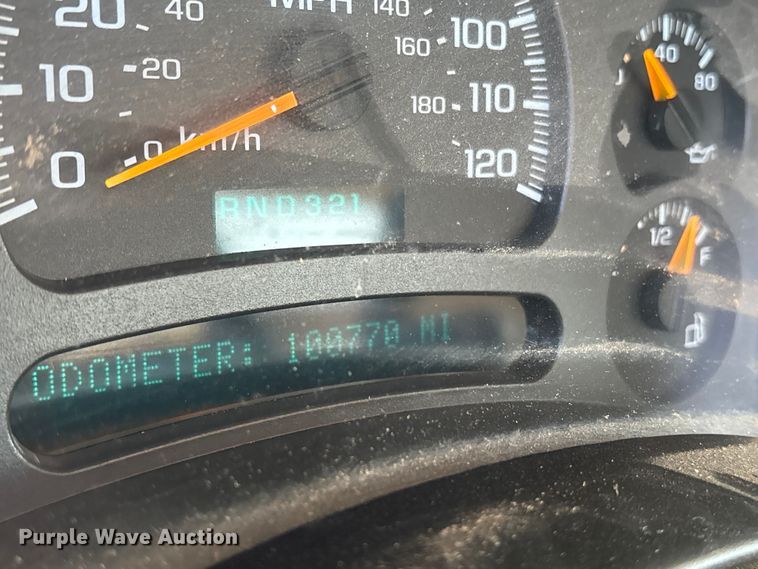 image for item ET7130 2004 Chevrolet Silverado 3500 flatbed pickup truck