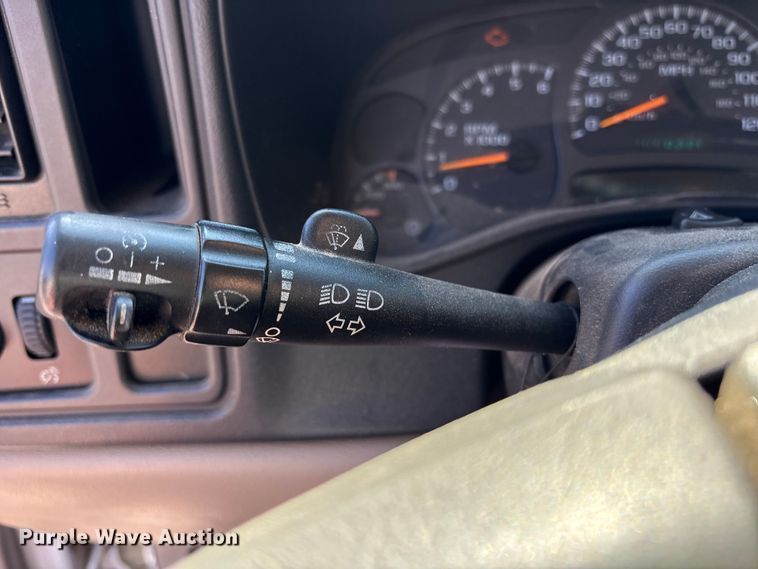 image for item ET7130 2004 Chevrolet Silverado 3500 flatbed pickup truck