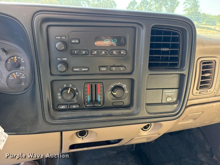 image for item ET7130 2004 Chevrolet Silverado 3500 flatbed pickup truck