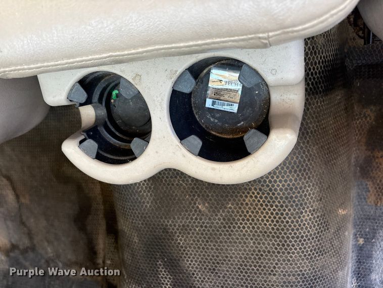 image for item ET7130 2004 Chevrolet Silverado 3500 flatbed pickup truck