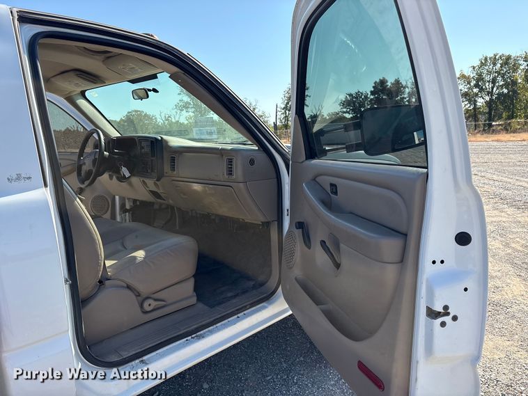 image for item ET7130 2004 Chevrolet Silverado 3500 flatbed pickup truck