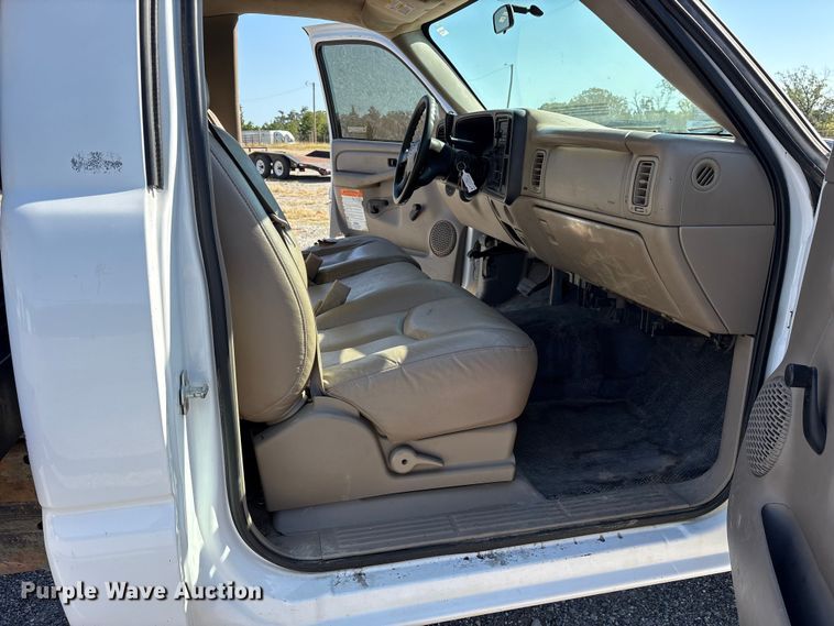 image for item ET7130 2004 Chevrolet Silverado 3500 flatbed pickup truck