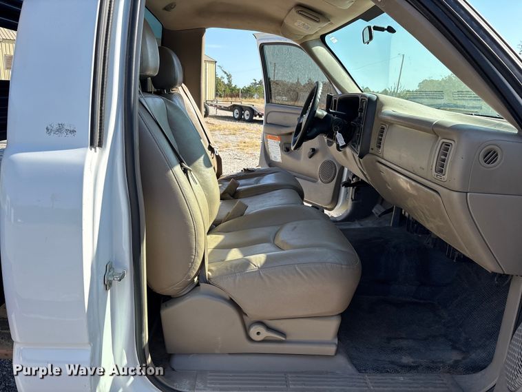 image for item ET7130 2004 Chevrolet Silverado 3500 flatbed pickup truck