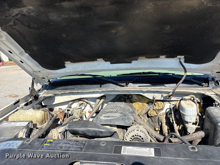 image for item ET7130 2004 Chevrolet Silverado 3500 flatbed pickup truck